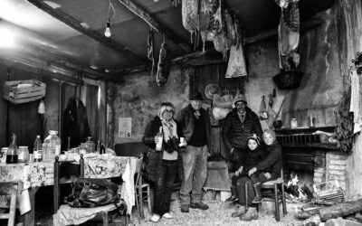 Famiglia di pastori silani nel rifugio invernale