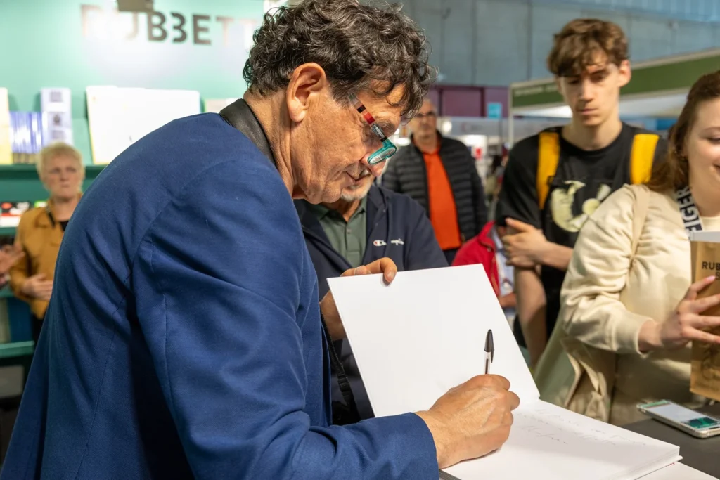 Mario Greco firma una copia del libro "L'ape Regina" - Torino